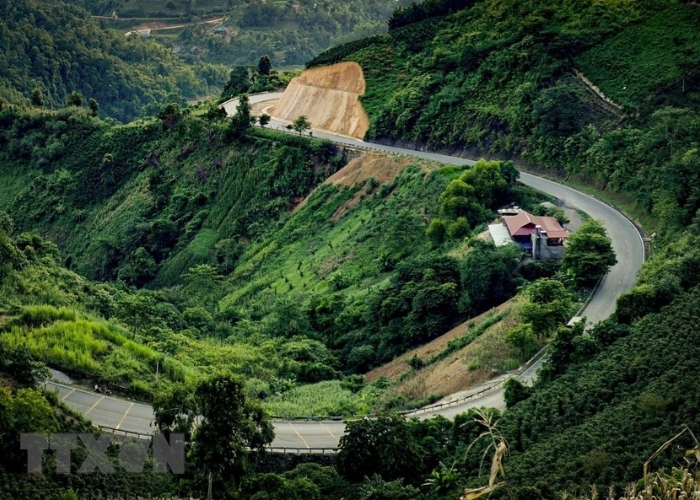 Đèo Pha Đin là một trong những cung đường đèo nổi tiếng bậc nhất Tây Bắc
