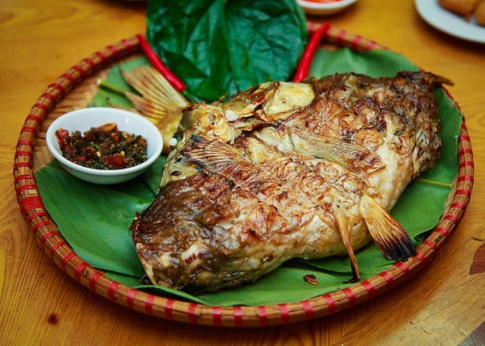 Pa pỉnh tộp là món cá suối nướng đặc trưng bạn nên thử đi tour Đèo Pha Đin