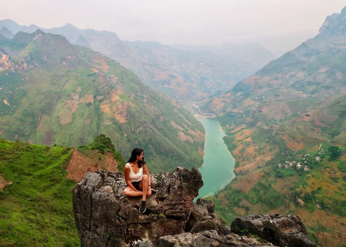 Đỉnh Đèo Mã Pì Lèng mang đến tầm nhìn toàn cảnh tuyệt đẹp của núi rừng Hà Giang