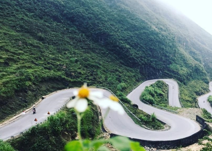 Dốc Chín Khoanh là một đoạn đường ngoằn ngoèo trên đèo Mã Pì Lèng