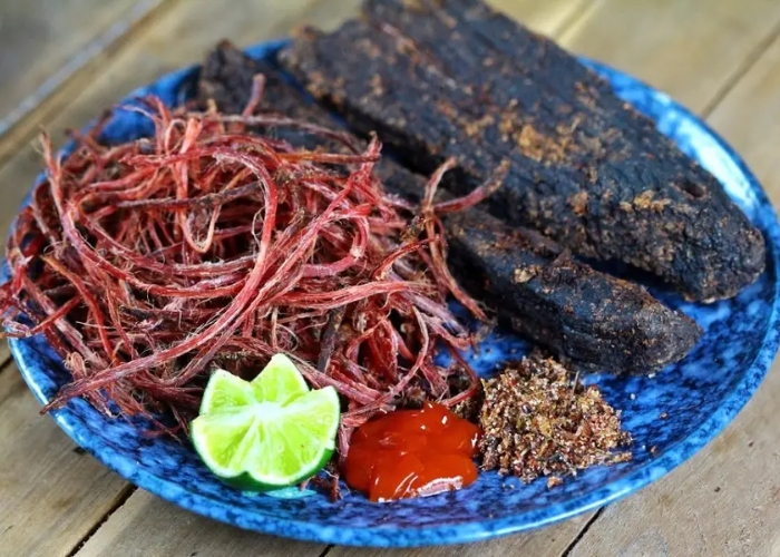 Thịt trâu gác bếp là món đặc sản bạn có thể mua về làm quà khi đi tour Fansipan