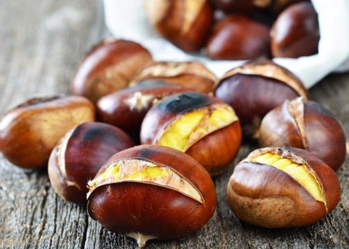 Hạt dẻ là món quà đơn giản mà bạn có thể mua về làm quà cho người thân khi đi tour Fansipan