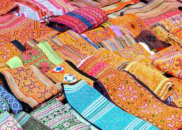 Khi tham gia tour Fansipan, du khách có thể mua khăn, túi, áo, ví thổ cẩm về làm quà