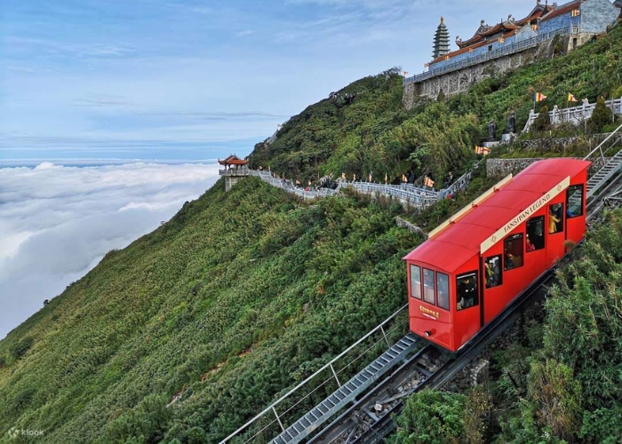 Đi cáp treo Fansipan Legend là trải nghiệm không nên bỏ qua trong tour Fansipan