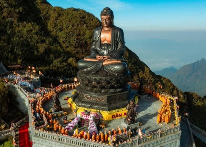 Điểm nhấn của tour du lịch Fansipan chính là tham quan tượng Phật A Di Đà 