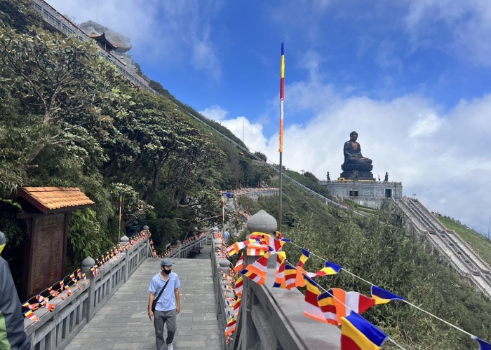 Con đường La Hán là một điểm tham quan thú vị trong tour Fansipan