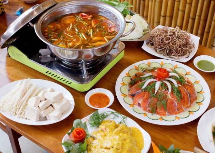 Lẩu cá hồi – cá tầm là món ăn đặc sản được nhiều du khách yêu thích khi đi tour Fansipan