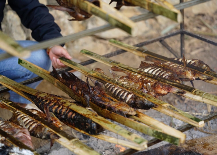 Cá nướng sông Đà thưởng thức ẩm thực dân dã khi đi tour Hòa Bình Cá nướng sông Đà thưởng thức ẩm thực dân dã khi đi tour Hòa Bình