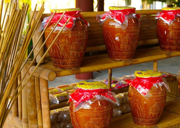 Rượu cần là đặc sản của người Mường và là món quà độc đáo khi tham gia tour Hòa Bình Rượu cần là đặc sản của người Mường và là món quà độc đáo khi tham gia tour Hòa Bình