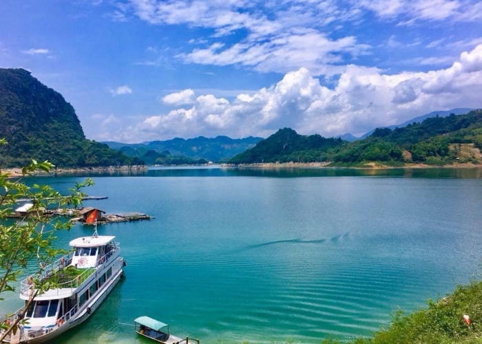 Khi tham gia tour Hòa Bình, du khách có thể trải nghiệm du thuyền trên hồ Hòa Bình Khi tham gia tour Hòa Bình, du khách có thể trải nghiệm du thuyền trên hồ Hòa Bình