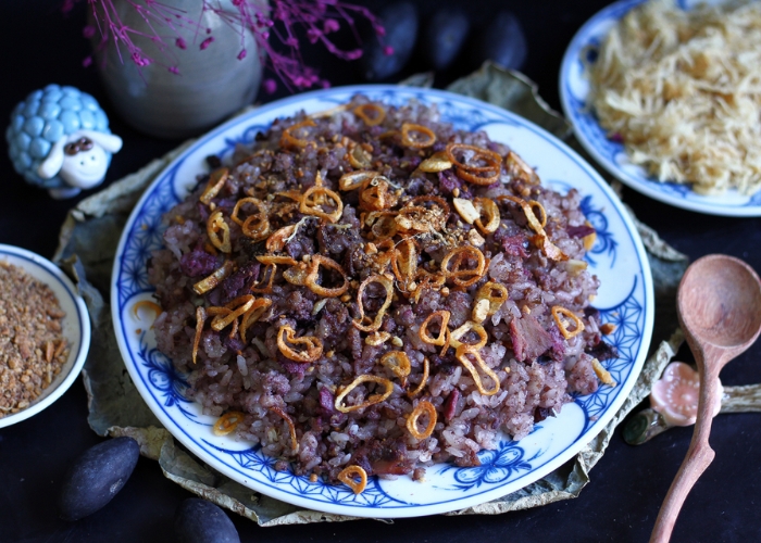 Xôi trám là món ăn độc đáo của vùng núi Cao Bằng bạn nên thử khi đi tour khu di tích hang Pác Pó