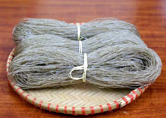 Có thể mua miến dong về làm quà khi đi tour khu di tích hang Pác Pó