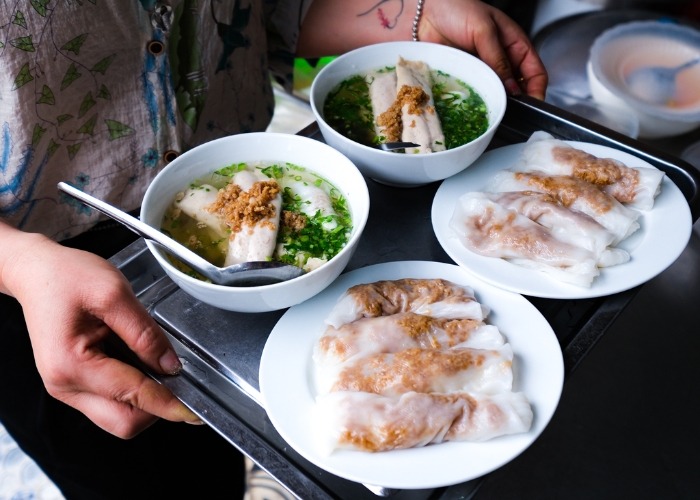 Bánh cuốn là món ăn sáng phổ biến mà du khách nên thử khi tham gia tour khu di tích hang Pác Pó
