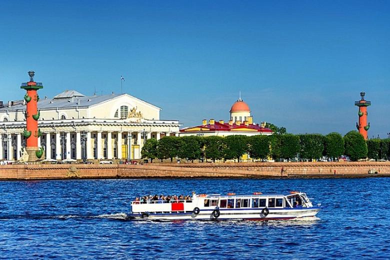 Quý khách đi thuyền trên dòng sông Neva
