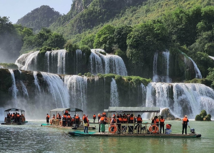 Thác Bản Giốc được ví như bức tranh sơn thủy hữu tình giữa núi rừng Đông Bắc