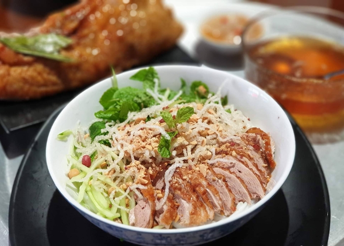 Phở chua là món ăn đặc trưng nên thưởng thức khi đi tour thác Bản Giốc