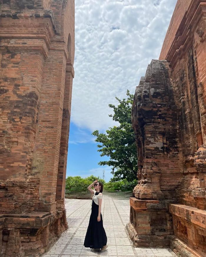 Tour Tháp bà Ponagar bạn nên đi vào khoảng tháng 4