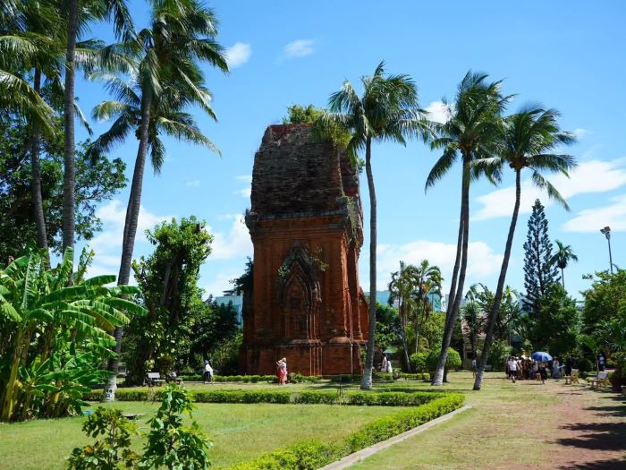 Góc nhìn từ xa khi đi tour du lịch Tháp Đôi Quy Nhơn