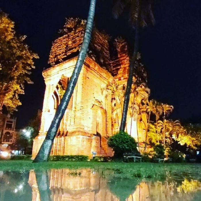 Tháp Đôi của người Chăm vào buổi tối khi lên đèn