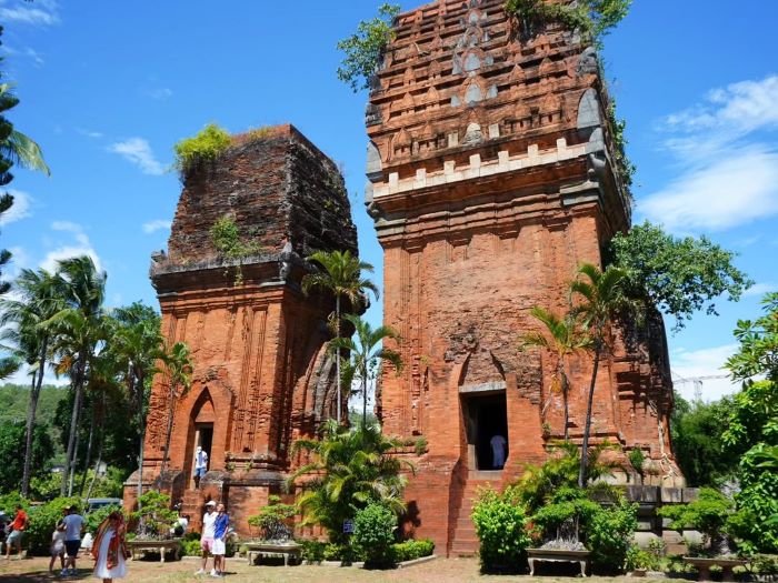 Tháp lớn và tháp nhỏ đứng cạnh nhau uy nghiêm