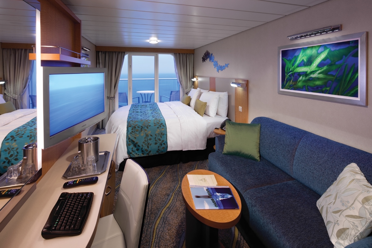 Khung cảnh nhìn ra biển khơi xanh thẳm bên trong phòng ngủ tại du thuyền Mariner of the Seas - du thuyền Mariner of the Seas
