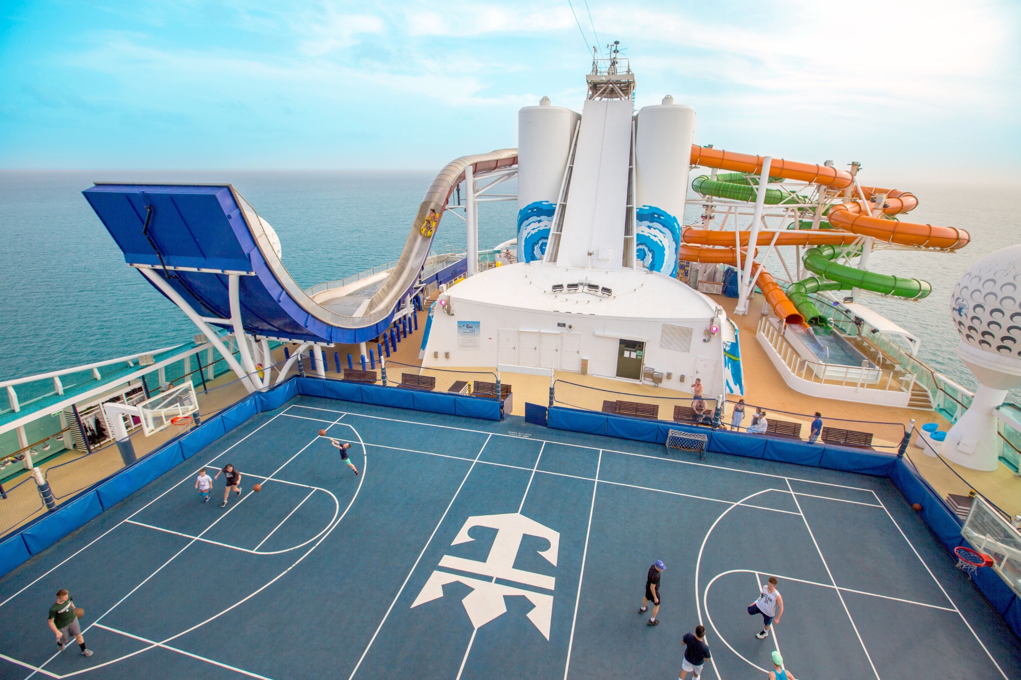 du thuyền Liberty of the Seas - Sân chơi thể thao và khu vực trượt đường ống nước khổng lồ