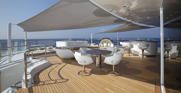 Không gian ăn uống trên du thuyền Serenity Yachting rất thoáng và view đẹp