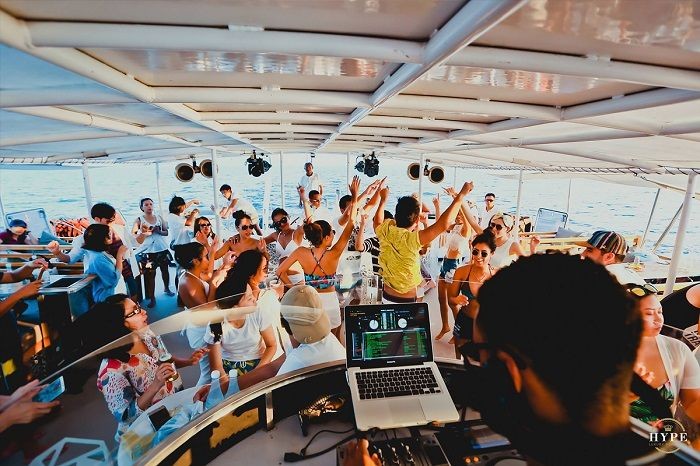  Du thuyền Hype - Khoảnh khắc vui vẻ hết mình của du khách trên nền nhạc của DJ.