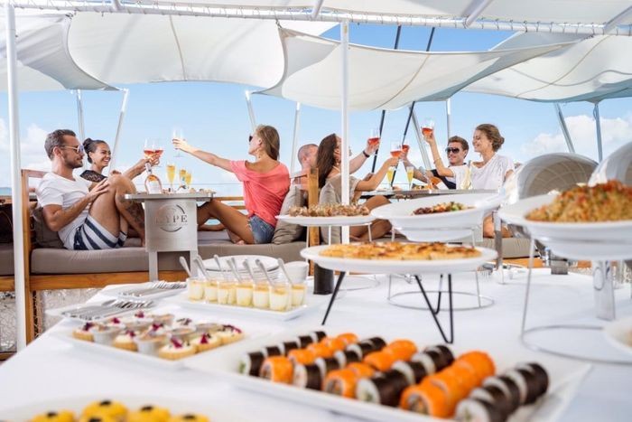 Du khách không thể bỏ lỡ thế giới ẩm thực hấp dẫn trên du thuyền Hype