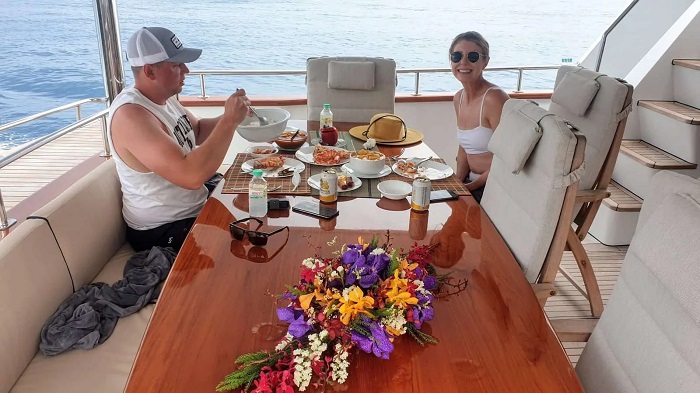 Du khách được thưởng thức nhiều món đặc sản Thái Lan ngay trên du thuyền Ajao
