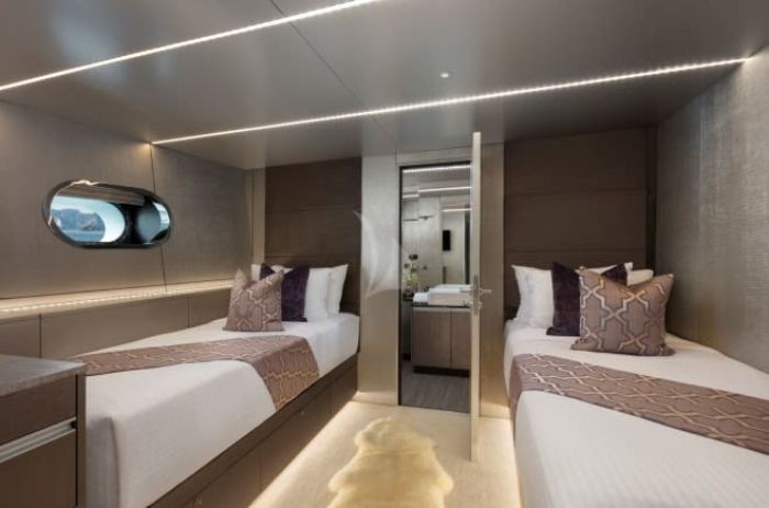 Phòng nghỉ trên Ocean Emerald với 2 giường đơn