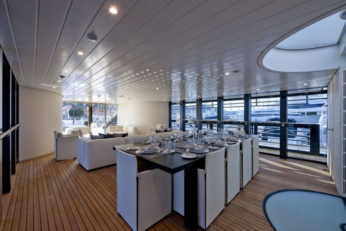 Không gian nhà hàng tinh tế trên du thuyền Ocean Emerald