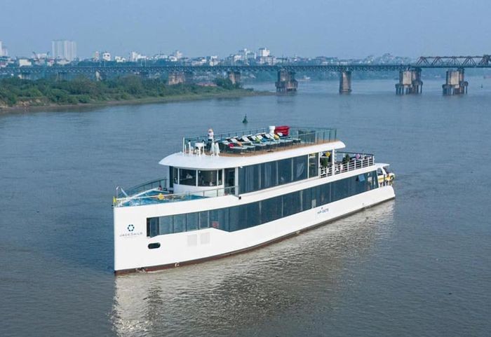 Jade of River sẽ mang du khách đến chuyến đi khám phá sông Hồng thú vị.