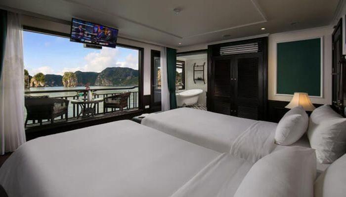 Các phòng trên du thuyền được thiết kế với cửa sổ lớn view nhìn ra vịnh