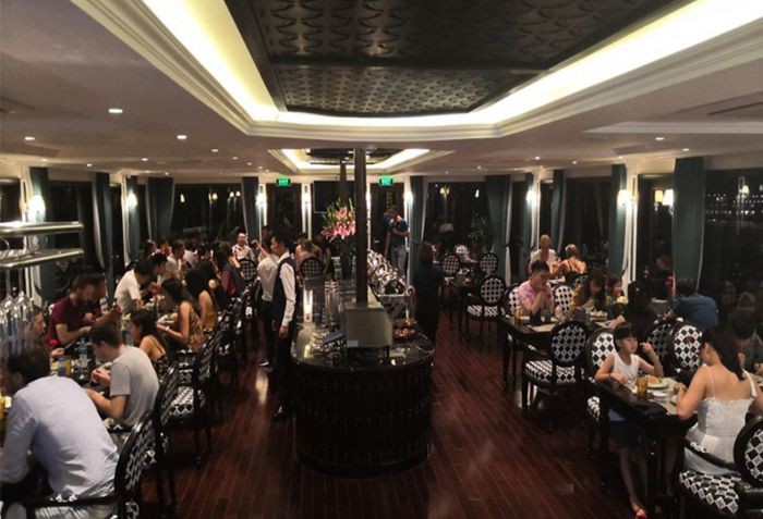 Vừa ăn tối, vừa ngắm cảnh đêm thơ mộng trên vịnh Hạ Long tại nhà hàng. 