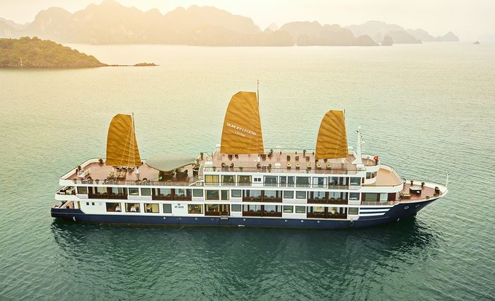 Du thuyền Sealife Legend cao cấp trên vịnh Lan Hạ. 