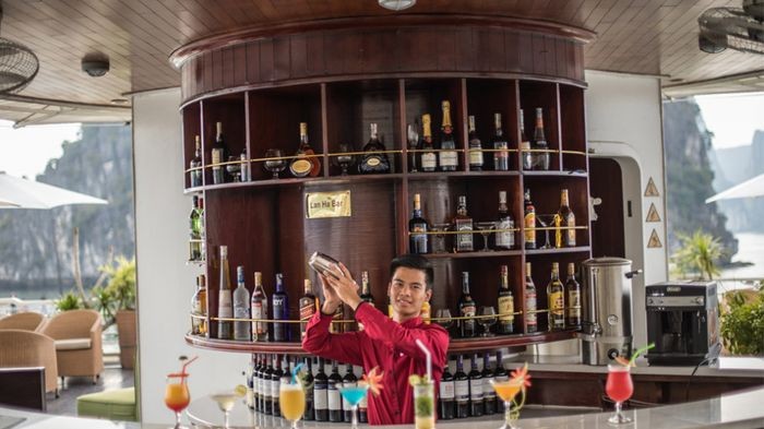 Trải nghiệm các thức uống thơm ngon và ngắm biển tại quầy bar của Calypso