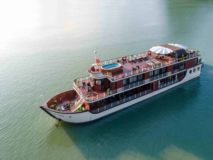 Chỉ nhìn ngoại thất thôi cũng đủ toát lên vẻ cao cấp của du thuyền Orchid Cruise. 