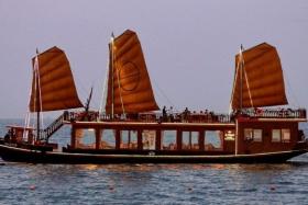Du ngoạn trên du thuyền Emperor Cruises Nha Trang