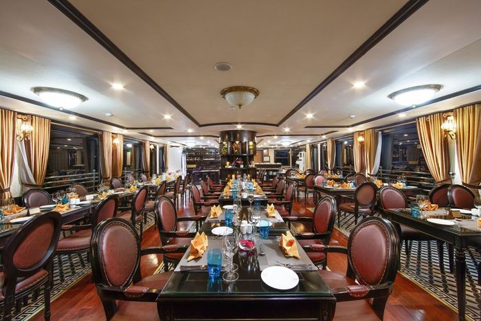 Hệ thống nhà hàng vô cùng rộng rãi,chứa tới 100 khách -Du thuyền Athena Royal