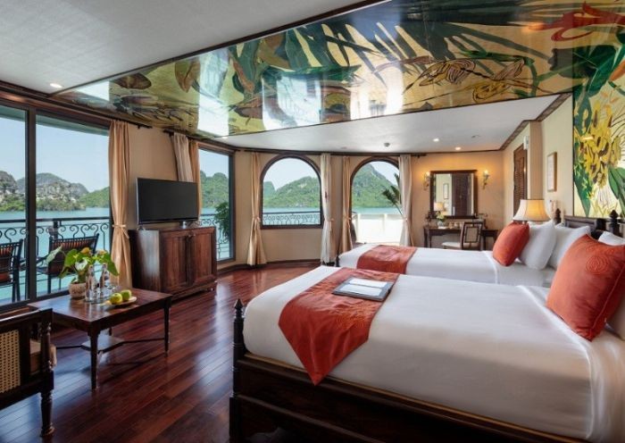 Bên trong từng cabin được bố trí các bức họa độc đáo- Du thuyền Indochine Cruise