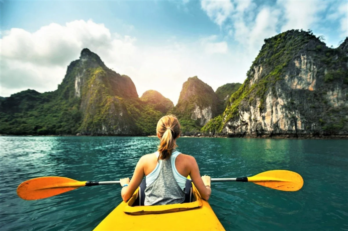 Bộ môn Kayak được ưa chuộng khi du lịch tại Hạ Long - Du thuyền The Viet Beauty