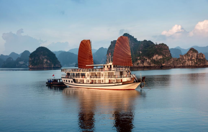Nghỉ dưỡng trên du thuyền tại Hạ Long đang là xu hướng du lịch hiện nay - Du thuyền The Viet Beauty