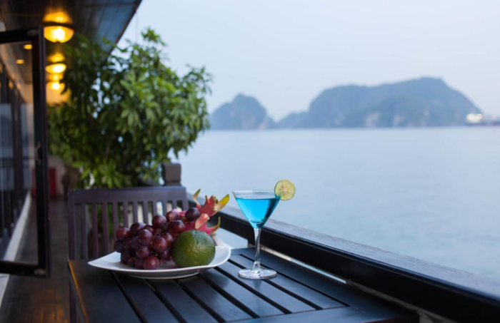 Thưởng thức ly cocktail bên khung cảnh tráng lệ của Hạ Long - Du thuyền The Viet Beauty