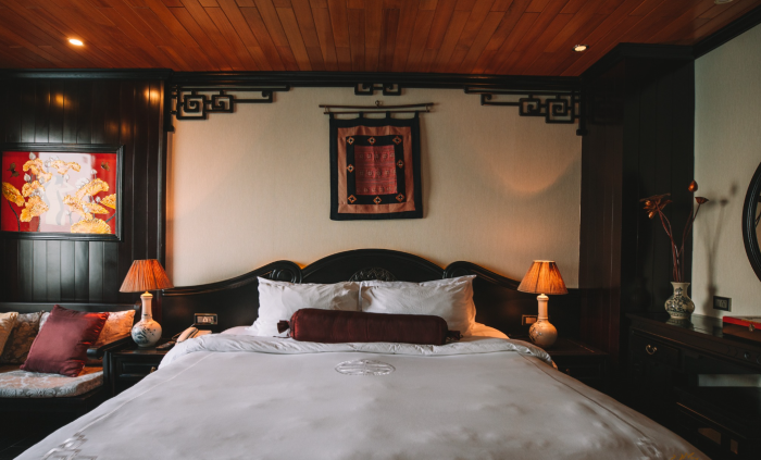 Phòng ngủ sang trọng được thiết kế cổ điển mang đậm dấu ấn Việt Nam- Du thuyền Dragon Legend Cruise