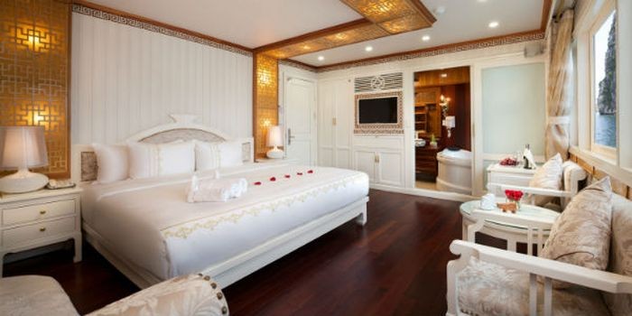 Phòng suite của Royal được trang bị nội thất cao cấp- Du thuyền Royal Wings