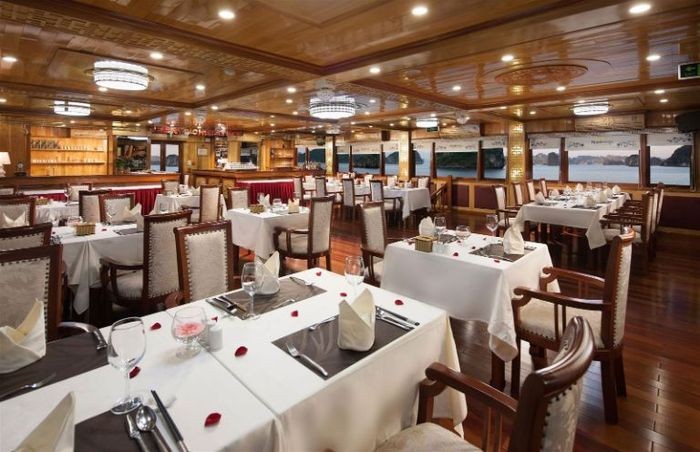 Không gian nhà hàng trên du thuyền Royal sang trọng lịch lãm - Du thuyền Royal Wings
