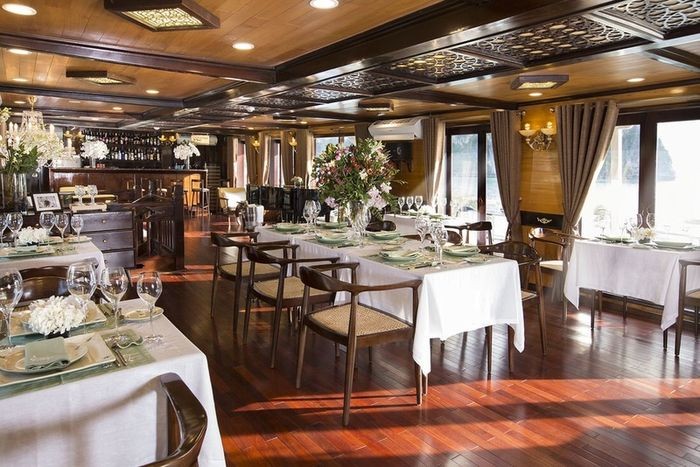 Không gian nhà hàng trên du thuyền Ultralux Hera được đầu tư công phu.