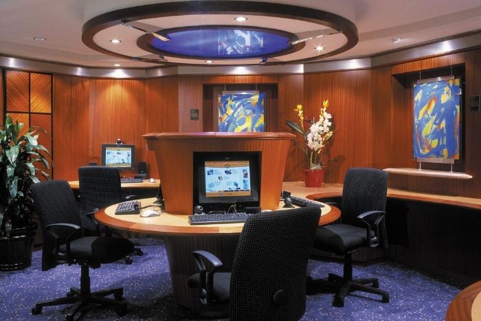 Phòng internet cafe trên du thuyền thuyền Brilliance of the Seas