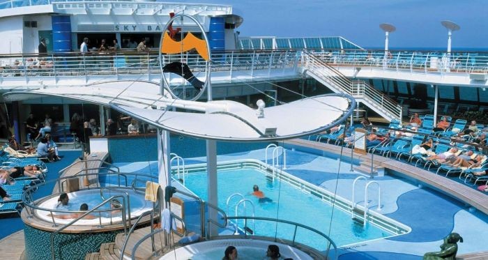 Tắm nắng và bơi trên boong tàu là hoạt động được du khách yêu thích